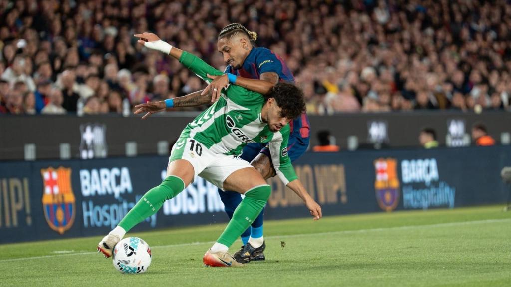 Abde protegeix la pilota davant la pressió de Raphinha durant el Barça-Betis