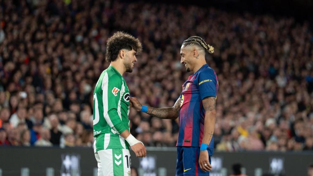 Abde charla con Raphinha durante el Barça-Betis