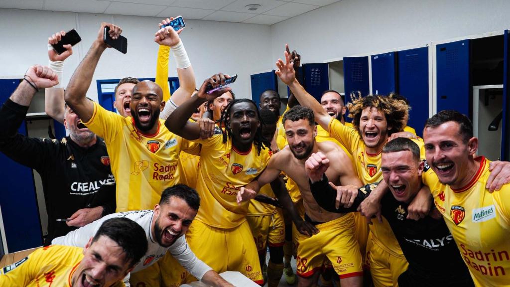 Los futbolistas del Le Mans FC celebran el ascenso a la Ligue 1