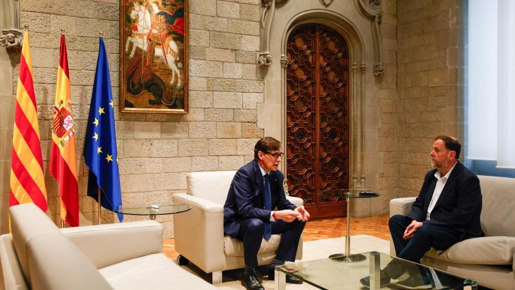 El presidente de la Generalitat, Salvador Illa (i), y el presidente de ERC, Oriol Junqueras (d), reunidos por la firma del acuerod de los presupuestos de 2026, a 19 de mayo de 2026