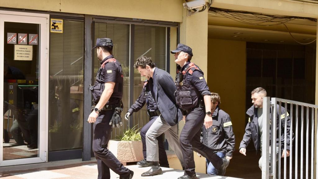 Jonathan Andic, hijo del fundador de Mango, acompañado por agentes de Mossos d'Esquadra en su llegada al juzgado