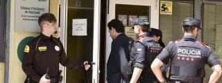 Jonathan Andic, hijo del fundador de Mango, acompañado por agentes de Mossos d'Esquadra en su llegada al juzgado
