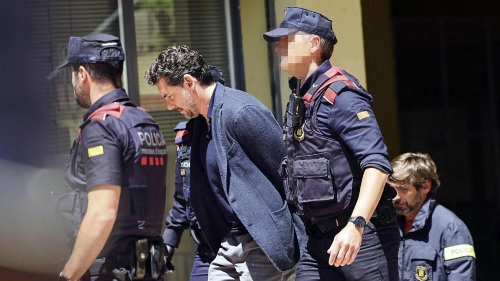 Jonathan Andic llega esposado a los juzgados para declarar tras su detención por la muerte de su padre, Isak Andic