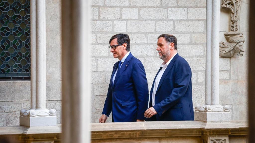 El president de la Generalitat, Salvador Illa (i), i el president d'ERC, Oriol Junqueras (d), durant la signatura de l'acord de Pressupostos catalans per al 2026