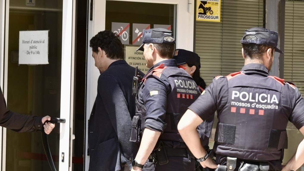 Jonathan Andic, fill del fundador de Mango, acompanyat per agents dels Mossos d'Esquadra en la seva arribada al jutjat