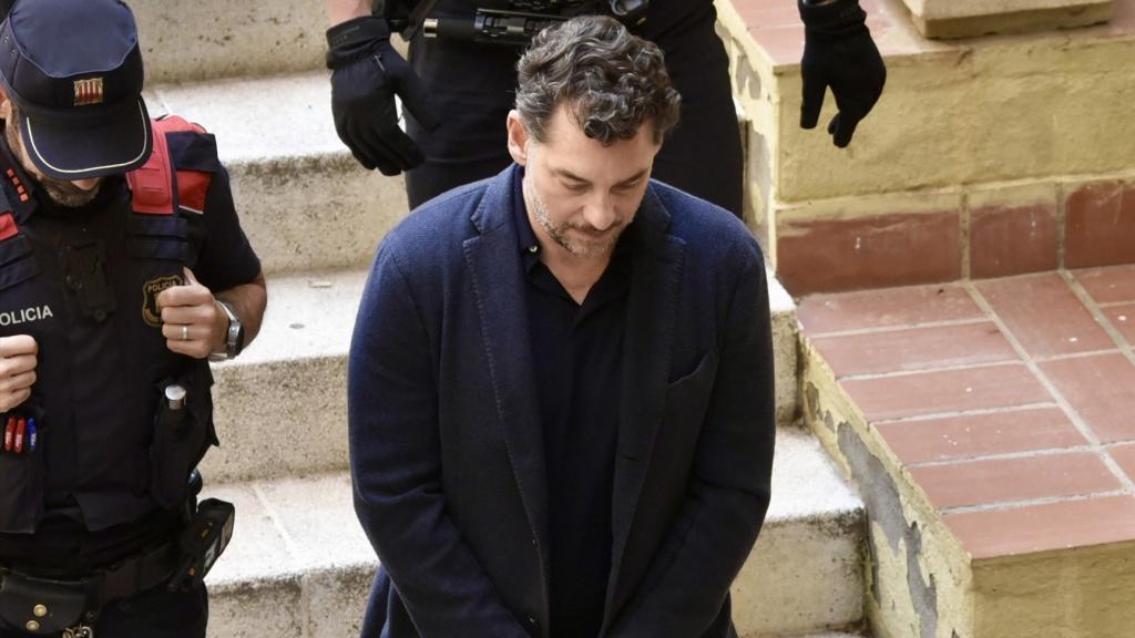 Jonathan Andic arriba emmanillat als jutjats per declarar després de la seva detenció per la mort del seu pare, Isak Andic