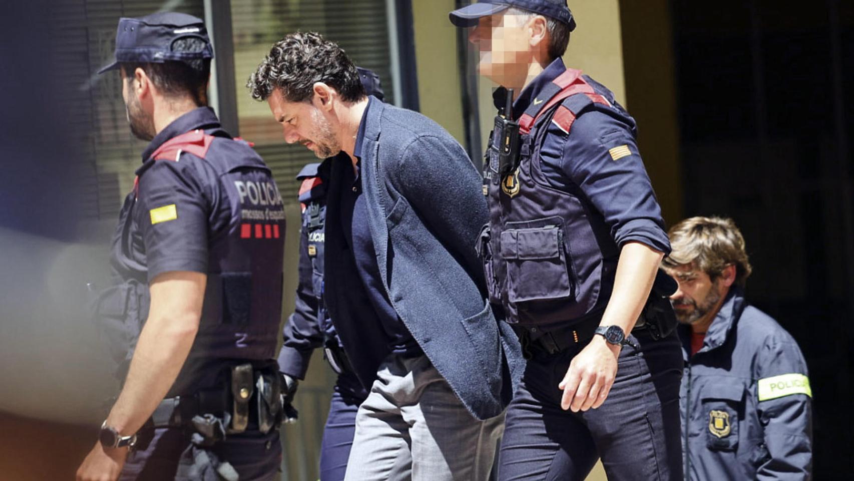 Jonathan Andic llega esposado a los juzgados para declarar tras su detención por la muerte de su padre, Isak Andic