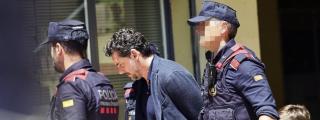 Jonathan Andic llega esposado a los juzgados para declarar tras su detención por la muerte de su padre, Isak Andic