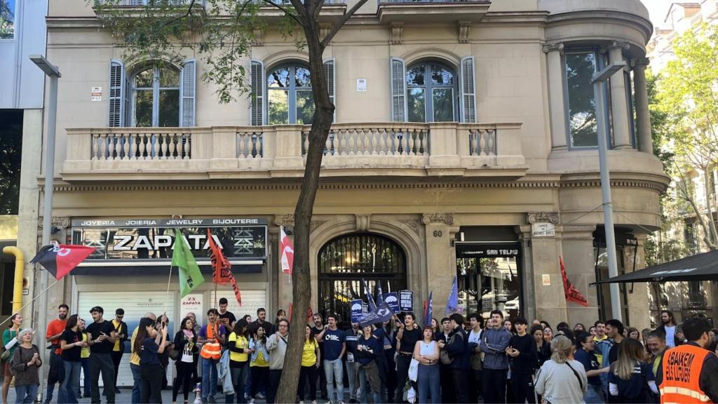 La protesta dels diversos sindicats per l'habitatge dimarts passat, 20 de maig, al carrer Buenos Aires de Barcelona