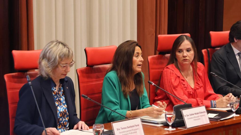 La 'consellera' de Educación y FP de la Generalitat, Esther Niubó, en la comisión del Parlament el 19 de mayo de 2026