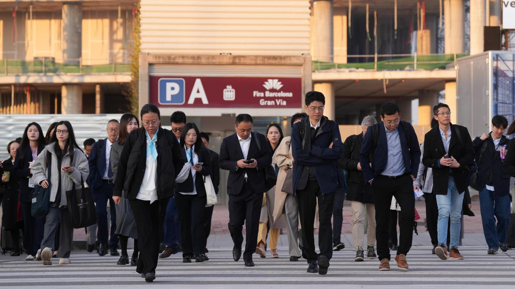 Varias personas durante la primera jornada del Mobile World Congress Barcelona 2026, en la Fira de Barcelona