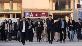 Varias personas durante la primera jornada del Mobile World Congress Barcelona 2026, en la Fira de Barcelona