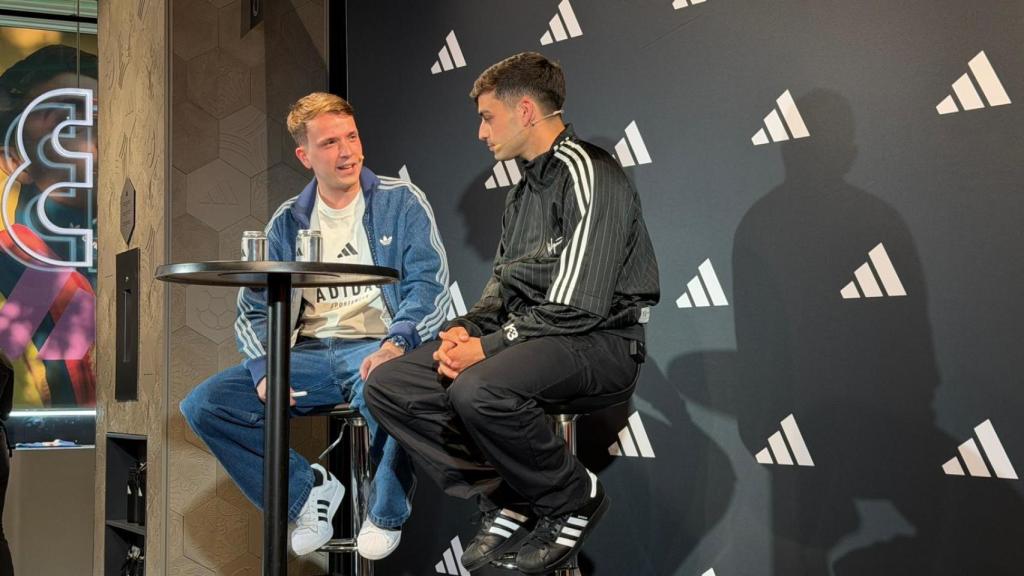 Pedri, en l'acte de renovació del seu contracte amb Adidas