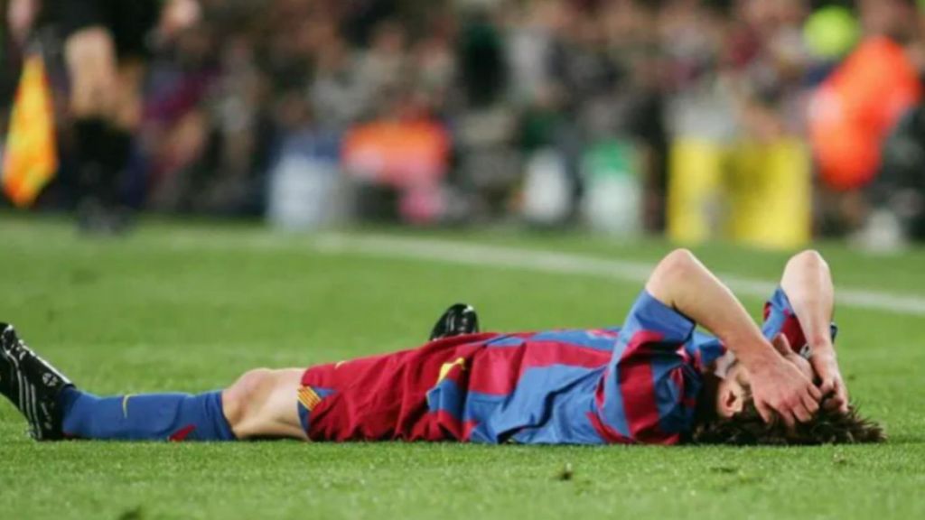 Leo Messi es queixa al Barça-Real Zaragoza de 2006 després de l'entrada de Celades