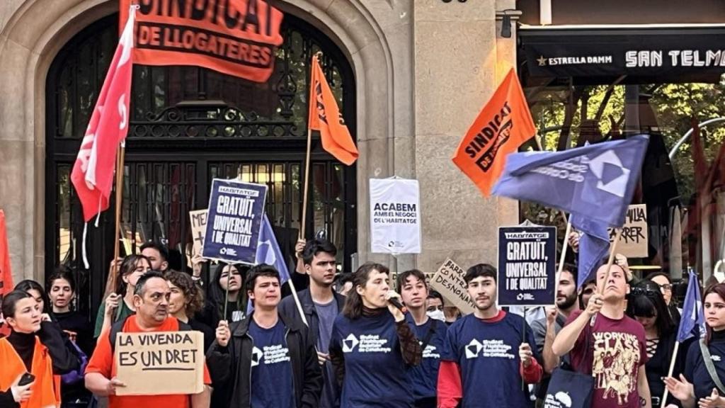 Protesta del Sindicat d’Habitatge Socialista de Catalunya (SHSC), el Sindicat de Llogateres y la Confederació Sindica d’Habitatge de Catalunya (COSHAC) contra el desalojo de Olalla este miércoles