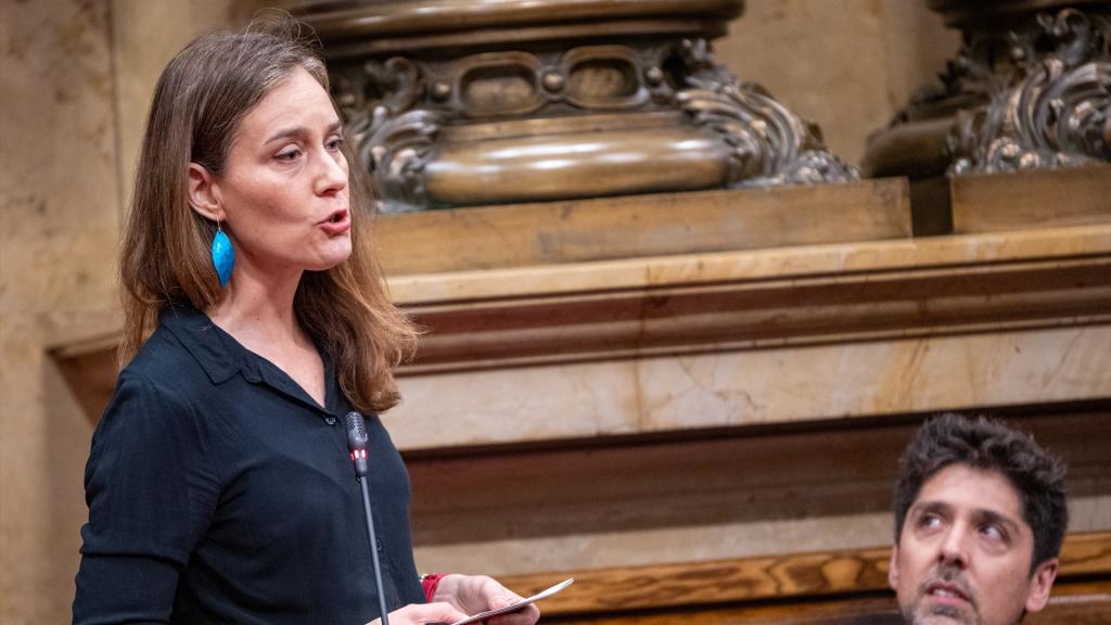 La presidenta de los Comuns en el Parlament, Jéssica Albiach, interviene durante una sesión de control al Govern, en el Parlament, en Barcelona
