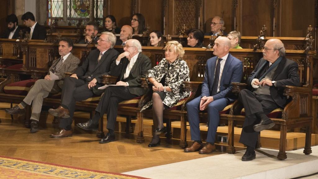 Jordi Camí (3i) i Andreu Mas-Colell (d), quan aquest darrer va rebre el premi al Mèrit Científic de Barcelona