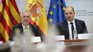 El ministro de Política Territorial, Ángel Víctor Torres, y el 'conseller' de Presidencia de la Generalitat de Cataluña, Albert Dalmau, durante las reuniones de la Comisión Bilateral Generalitat-Estado y de la Comisión Mixta de Transferencias, a 20 de mayo de 2026, en Madrid