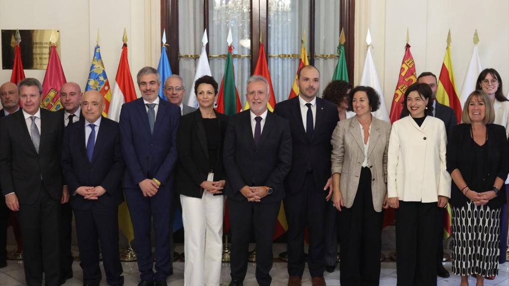 El ministre de Política Territorial i Memòria Democràtica, Ángel Víctor Torres, i els consellers de Presidència i d'Economia de la Generalitat de Catalunya, Albert Dalmau i Alícia Romero