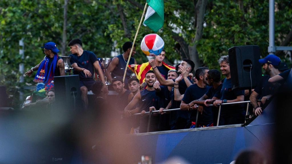 Los jugadores del Barça, en la rúa de campeones de la Liga