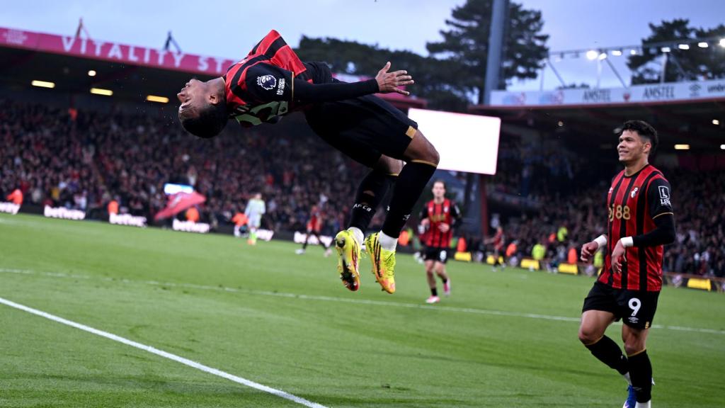 Junior Kroupi celebra el gol davant el Manchester City (2)