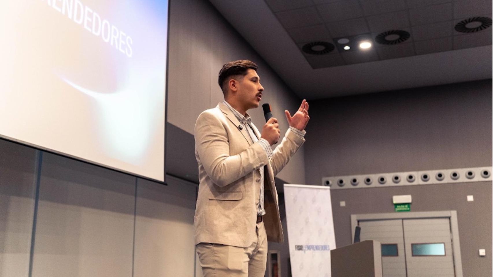 Alejandro Rubio, de Emprenology, durante una conferencia