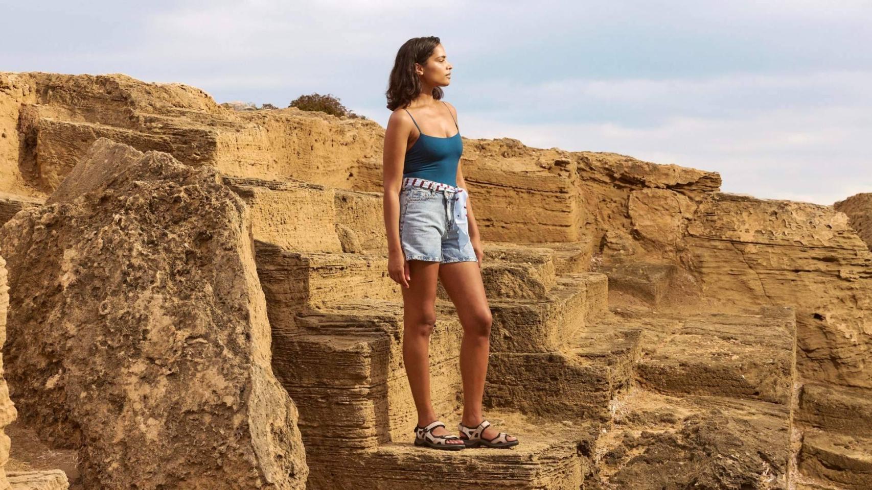 Mujer con unas sandalias deportivas ECCO