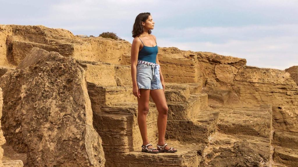 Mujer con unas sandalias deportivas ECCO