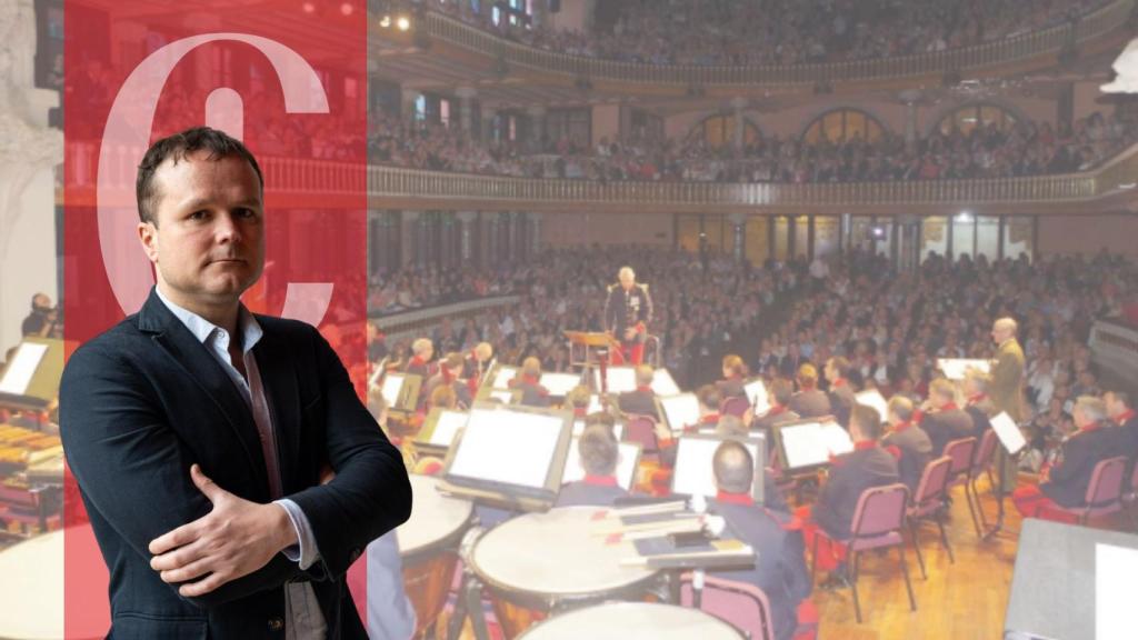 El director de Crónica Global, Ignasi Jorro, y una imagen del acto del Ejército en el Palau de la Música