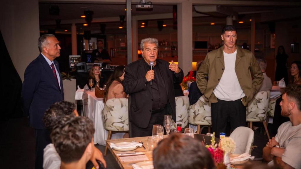 Joan Laporta emite un discurso junto a Rafa Yuste y Robert Lewandowski en la cena del Barça