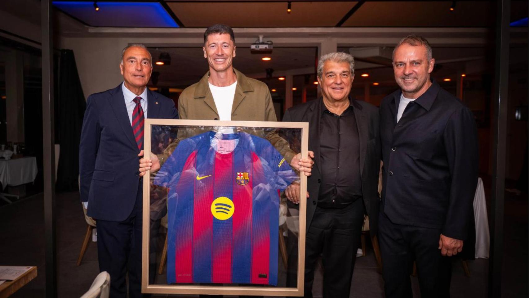 La junta de Laporta, Flick y el vestuario del Barça despiden la temporada del doblete con una cena épica y una baja notable