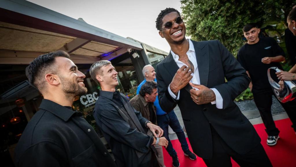Eric García, Marcus Rashford y Dani Olmo bromean en la cena de despedida del Barça