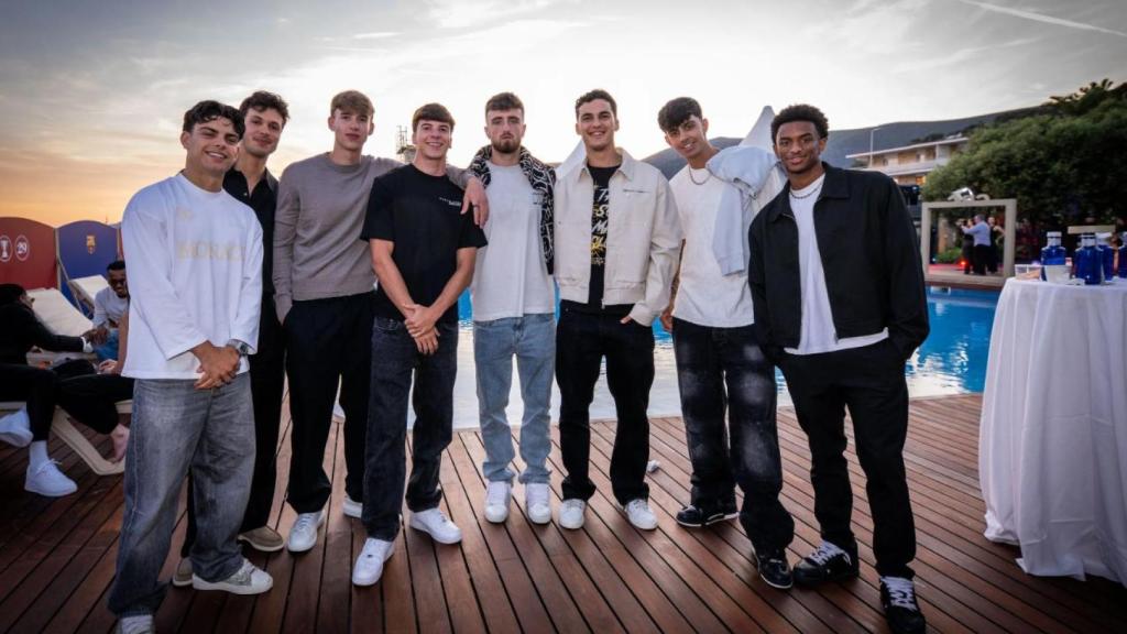 Xavi Espart, Diego Kochen, Tommy Marqués, Jofre Torrents, Eder Aller, Álvaro Cortés, Marc Bernal y Alejandro Balde, en la cena de despedida del Barça