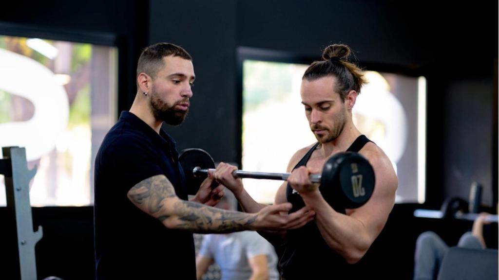 Entrenador personal en un gimnasio