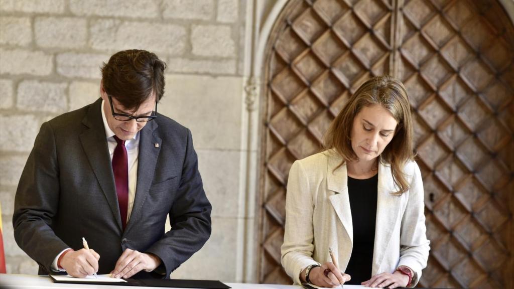 El presidente de la Generalitat Salvador Illa y la líder de los Comuns en el Parlment Jéssica Albiach, durante el acto oficial de firma del pacto presupuestario de la Generalitat de Cataluña 2026