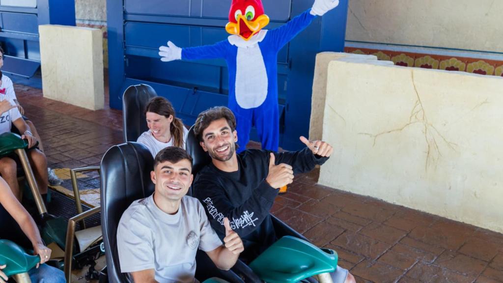 Pedri y Ferran Torres se divierten en Shambala, en el parque de atracciones de Port Aventura