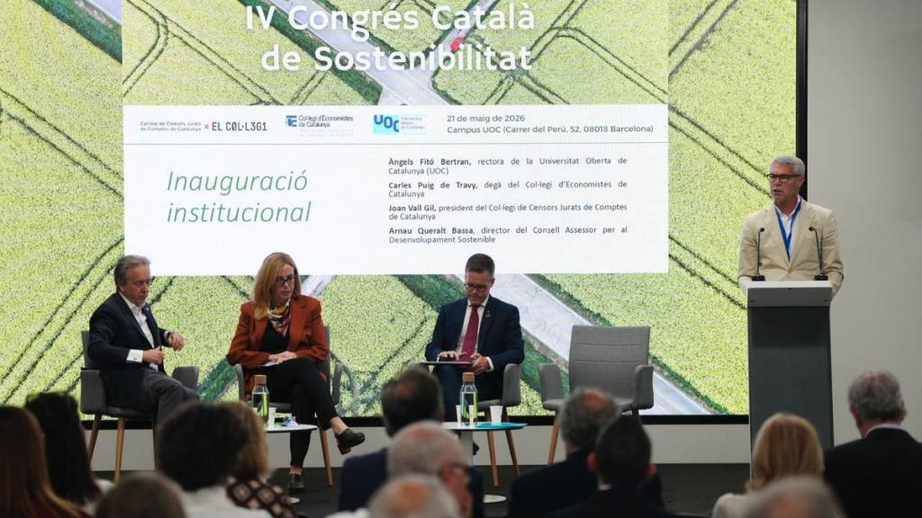 De izquierda a derecha: Carles Puig de Travy, decano del Colegio de Economistas de Cataluña; Àngels Fitó, rectora de la Universitat Oberta de Catalunya (UOC) y vicedecana del CEC; Arnau Queralt, director del Consejo Asesor para el Desarrollo Sostenible de Cataluña (CADS); y Joan Vall, presidente del Colegio de Censores Jurados de Cuentas de Cataluña