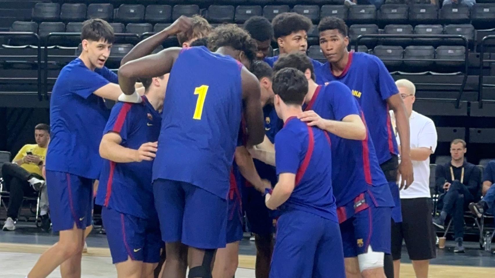 Los jugadores del Barça de basket sub-18 hacen piña en un partido de la Euroliga Next Gen