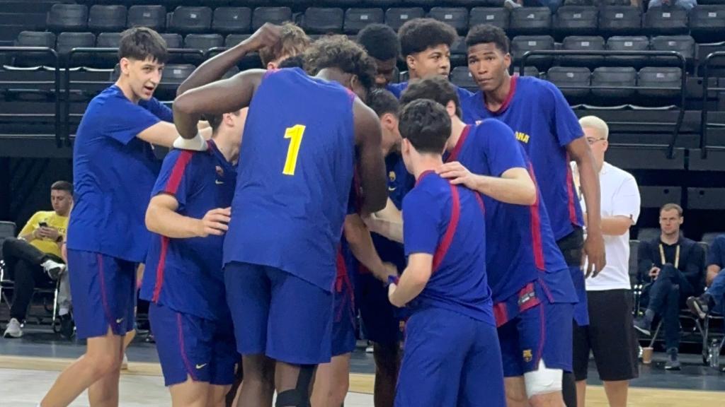 Los jugadores del Barça de basket sub-18 hacen piña en un partido de la Euroliga Next Gen