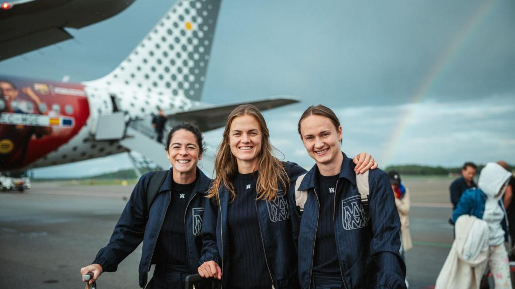 Marta Torrejón, Irene Paredes i Caroline Graham Hansen, a la seva arribada a Oslo