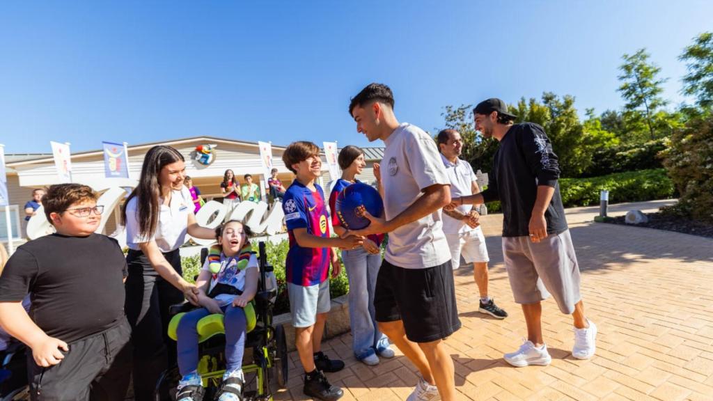 Ferran Torres i Pedri lliuren una pilota signada als nens malalts de Port Aventura Dreams Village