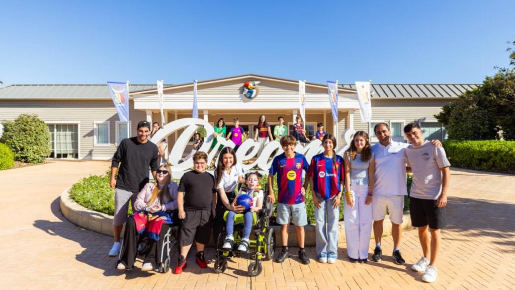 Pedri i Ferran Torres posen amb nens malalts i les seves famílies a Port Aventura Dreams Village