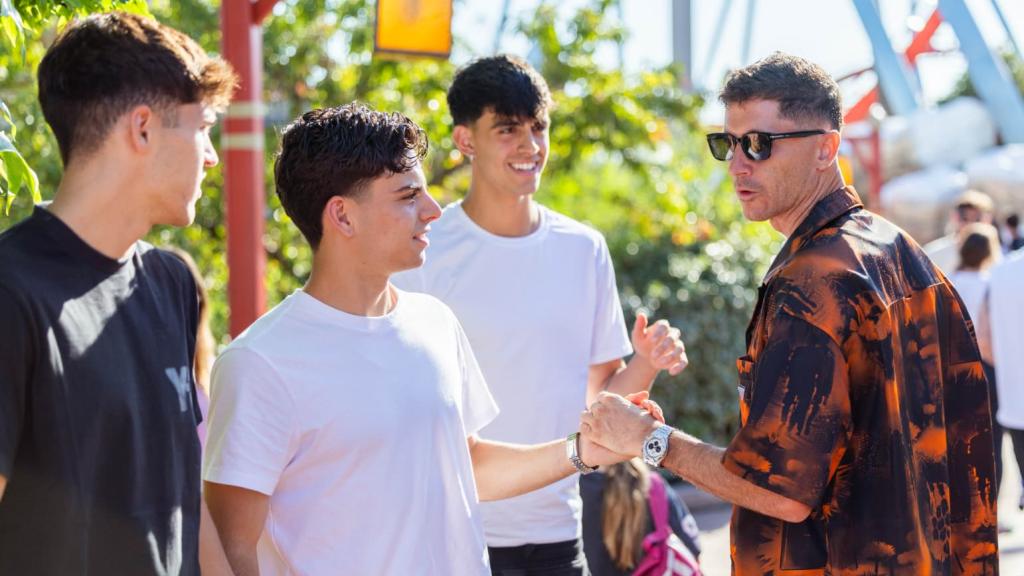Robert Lewandowski saluda Xavi Espart, Pau Cubarsí i Marc Bernal a Port Aventura