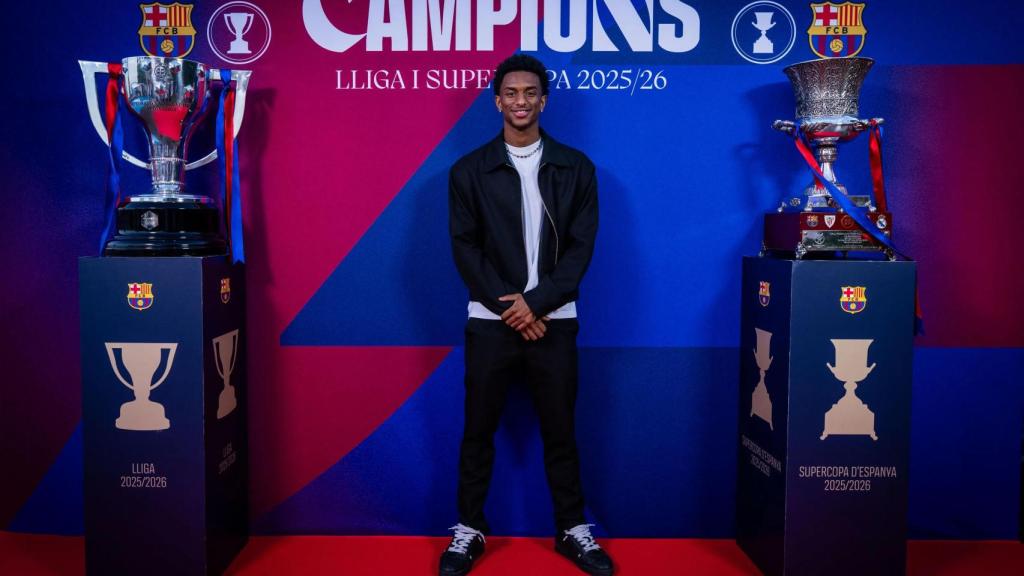 Alejandro Balde en la cena de final de temporada del Barça, con el trofeo de la Liga y la Supercopa