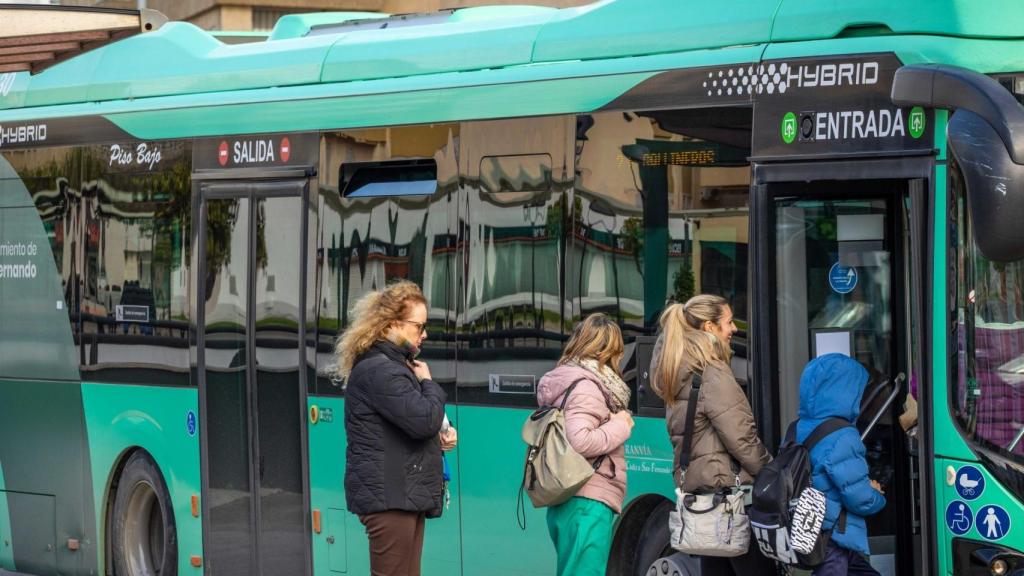 Un grupo de personas suben a un autobús urbano