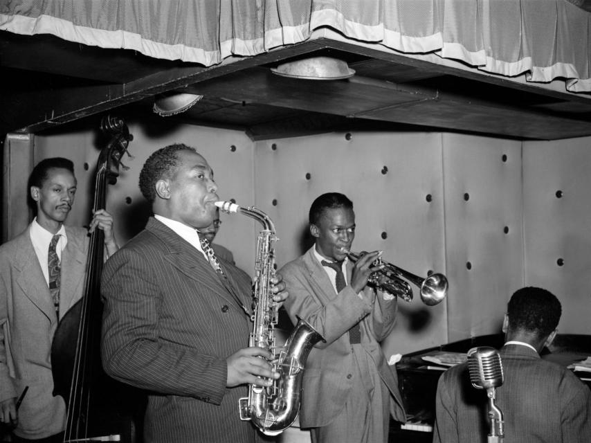 Miles Davis tocando con Charlie Parker.jpg