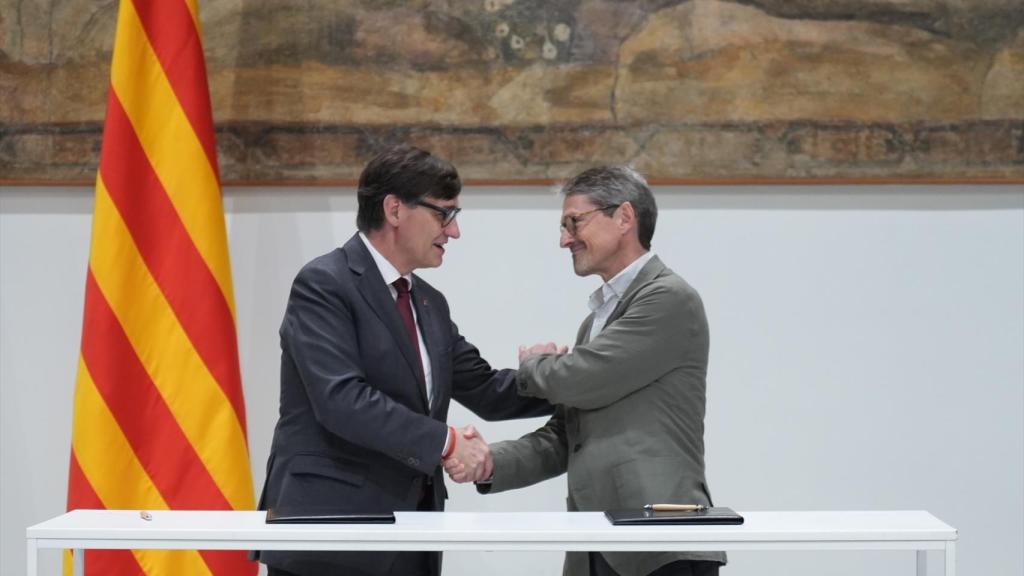 El presidente de la Generalitat Salvador Illa (i) y el presidente de la Taula d'entitats del Tercer Sector Social de Catalunya, Xavier Trabado Farré (d), durante la firma de un acuerdo con la Taula del Tercer Sector Social de Catalunya, a 21 de mayo de 2026, en Barcelona