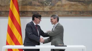 El presidente de la Generalitat Salvador Illa (i) y el presidente de la Taula d'entitats del Tercer Sector Social de Catalunya, Xavier Trabado Farré (d), durante la firma de un acuerdo con la Taula del Tercer Sector Social de Catalunya, a 21 de mayo de 2026, en Barcelona