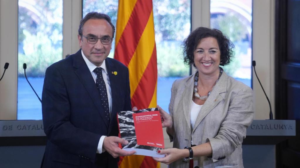 El president del Parlament, Josep Rull, i la consellera d'Economia i Finances, Alícia Romero, posen en el lliurament dels pressupostos de la Generalitat 2026