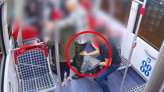 Imagen de un ladrón pillado 'in fraganti' en un autobús del TMB